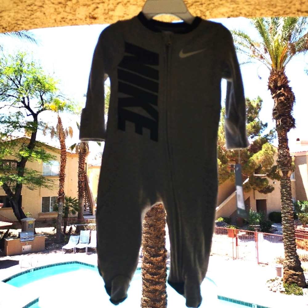 Nike 1 PC footed sleeper size 3 months 3M